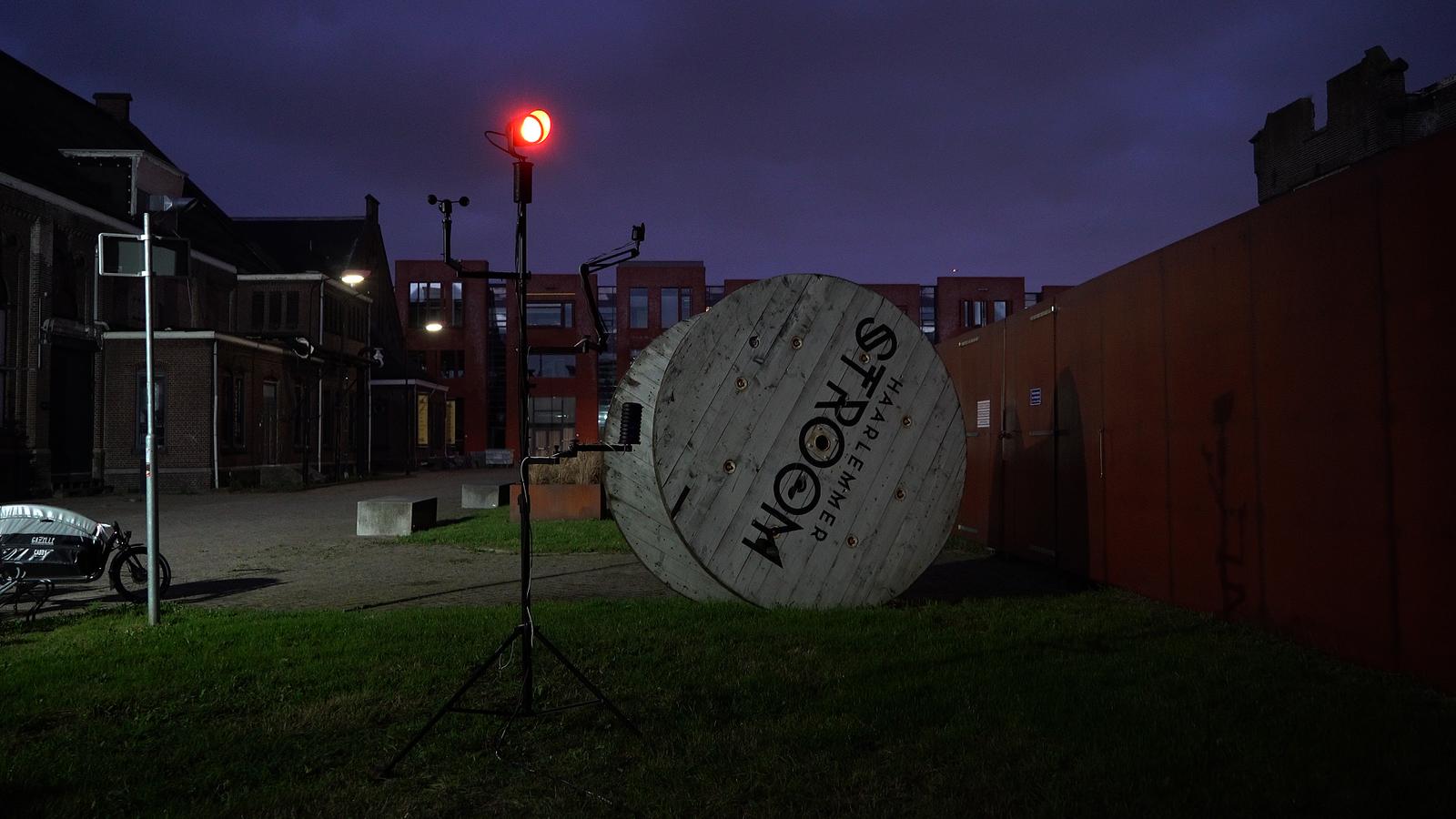 D-Beacon 1.0 at night beside Haarlemmer Stroom
